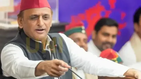 अखिलेश यादव ने कार्यकर्ताओं से कहा- बूथों पर सतर्क रहें, भाजपा फर्जी वोट की साजिश कर रही है