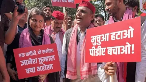 चुनाव आयोग के खिलाफ सड़क पर उतरा INDIA गठबंधन; अखिलेश यादव बोले— "आयोग निष्पक्षता भूल चुका है"