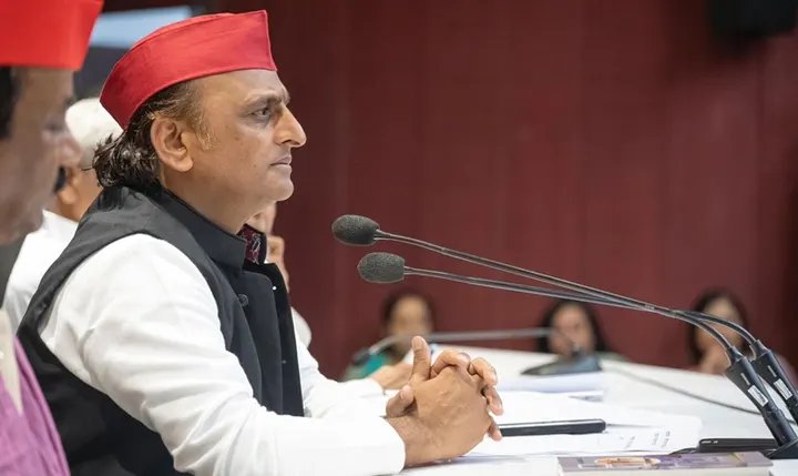 अखिलेश यादव का भाजपा सरकार पर तीखा हमला: खाद संकट, किसानों की मौत और चुनावी धांधली के गंभीर आरोप