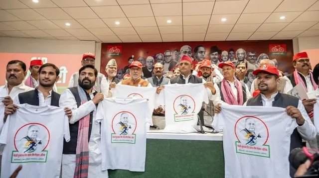 नेताजी मुलायम सिंह यादव हाफ मैराथन: बलिया में समाजवादी विरासत का उत्सव, अखिलेश यादव ने टी-शर्ट की लांच