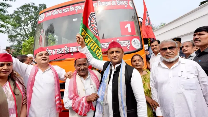 अखिलेश यादव ने शिकारपुर, बुलंदशहर के लिए निःशुल्क धार्मिक यात्रा बस सेवा को झंडी दिखाकर रवाना किया